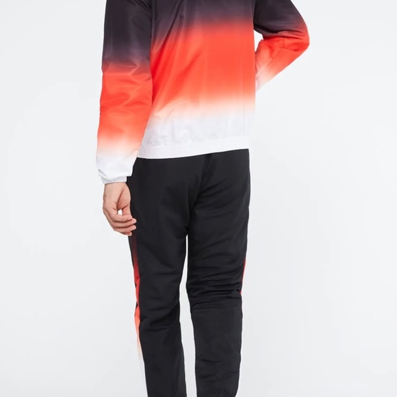 “ NWT Sergio Tacchini SFUMATA Track Suit. Very nice
Can be worn all year long - Picture 2 of 6